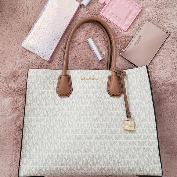 Michael Kors Handbags - Michael Kors Large Mercer Bag